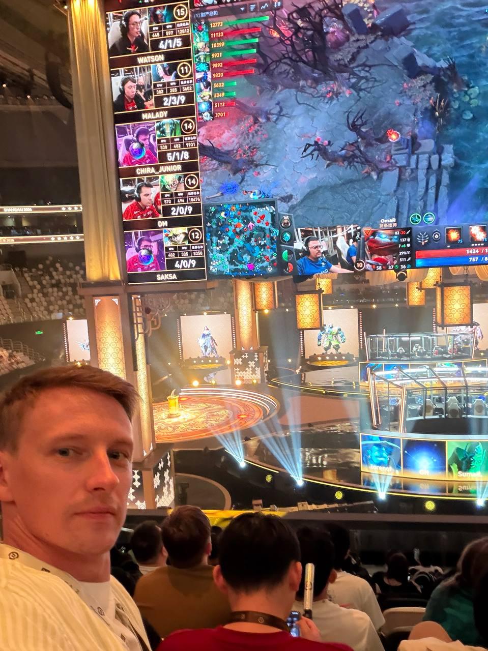 Роман Князев в зале на турнире по Dota 2 в Шанхае